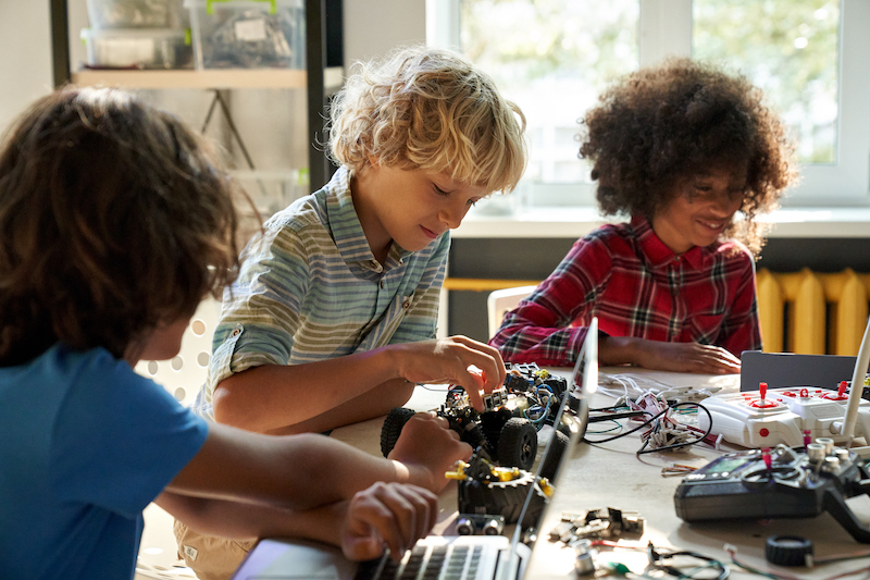 children building robot